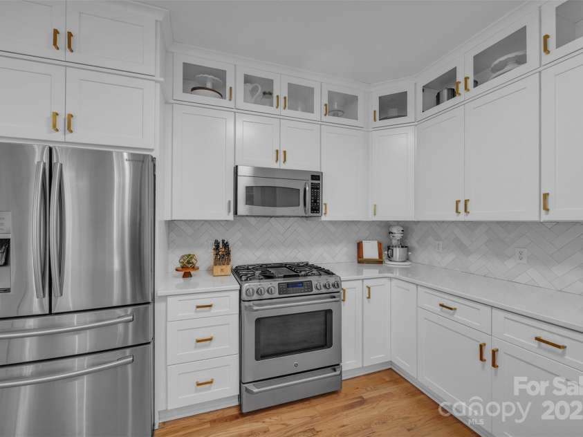 1747 30th Avenue Drive, Hickory, NC 28601.  MLS# CAR4265504, YatesRealty ID 21819. 