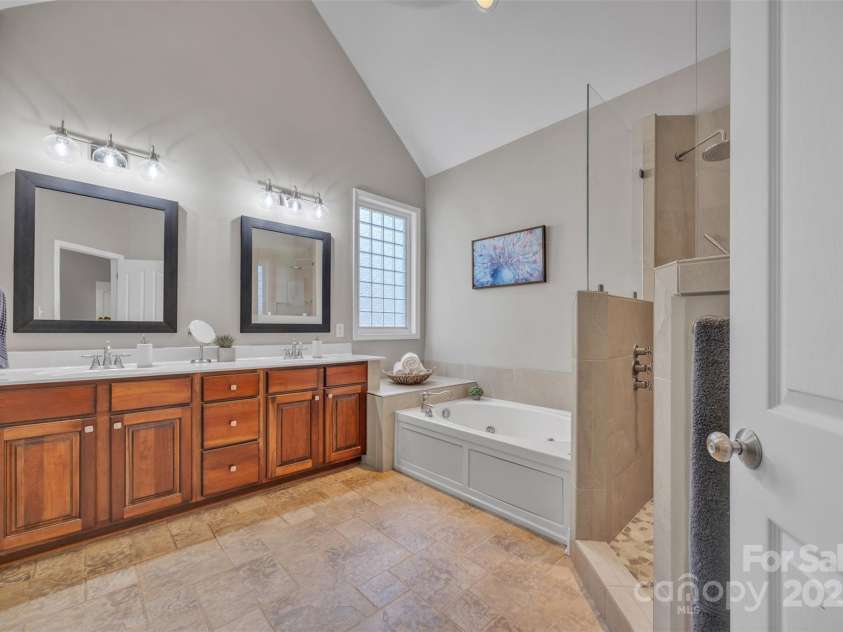 1747 30th Avenue Drive, Hickory, NC 28601.  MLS# CAR4265504, YatesRealty ID 21819. 