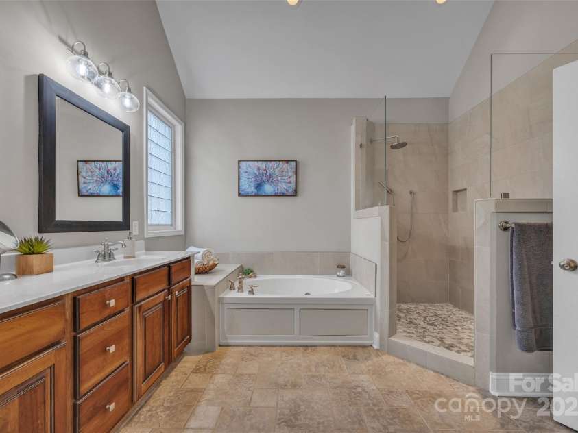 1747 30th Avenue Drive, Hickory, NC 28601.  MLS# CAR4265504, YatesRealty ID 21819. 