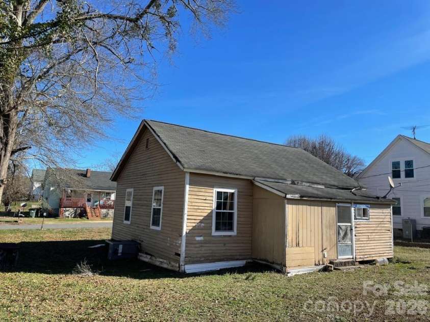 35 Center Street, Great Falls, SC 29055.  MLS# CAR4334784, YatesRealty ID 2182. 