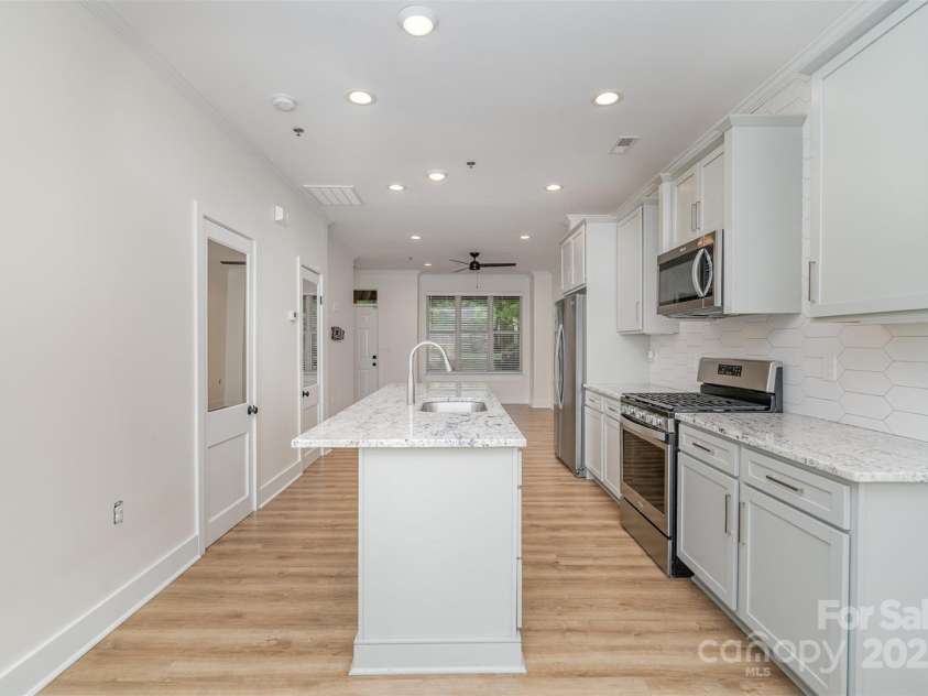 530 9th Street, Charlotte, NC 28202.  MLS# CAR4268395, YatesRealty ID 21821. 