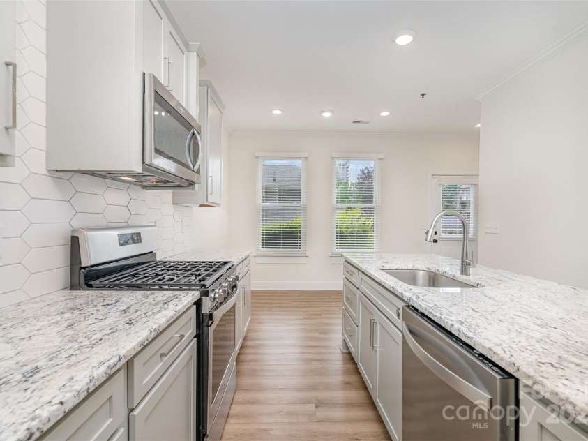 530 9th Street, Charlotte, NC 28202.  MLS# CAR4268395, YatesRealty ID 21821. 