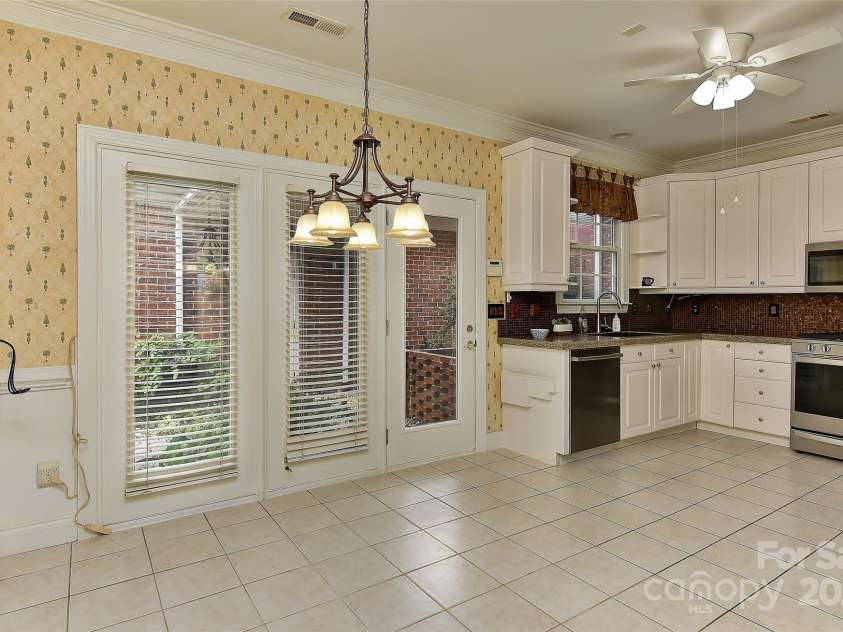 1142 Ardwyck Place, Rock Hill, SC 29730.  MLS# CAR4252067, YatesRealty ID 21822. Breakfast area in kitchen