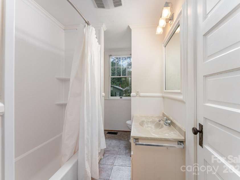 6206 Hunter Avenue, Charlotte, NC 28262.  MLS# CAR4272883, YatesRealty ID 21823. Full bathroom