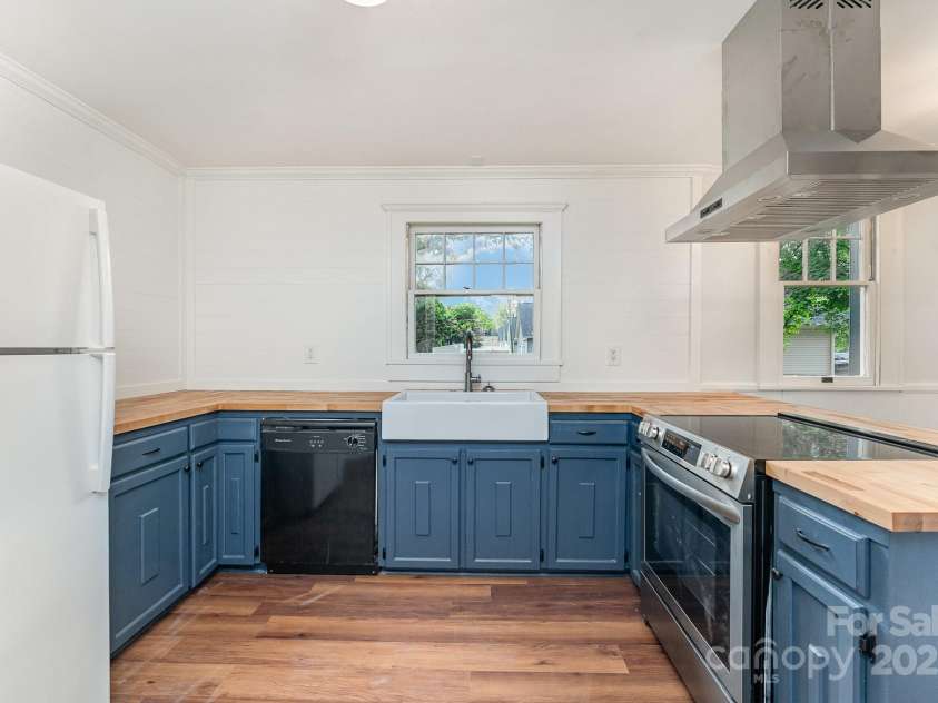 6206 Hunter Avenue, Charlotte, NC 28262.  MLS# CAR4272883, YatesRealty ID 21823. Kitchen