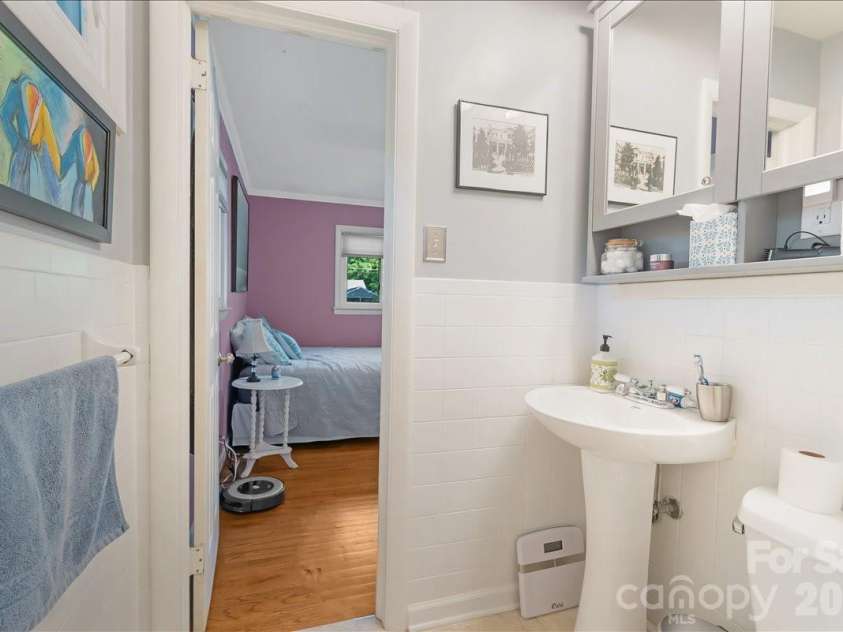 952 Beverly Drive, Rock Hill, SC 29730.  MLS# CAR4370929, YatesRealty ID 21824. Half bath located between two bedrooms 