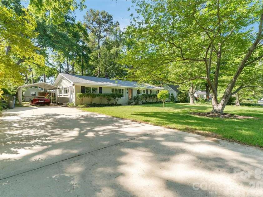 952 Beverly Drive, Rock Hill, SC 29730.  MLS# CAR4370929, YatesRealty ID 21824. Large drive with a detached car port