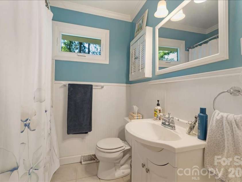 952 Beverly Drive, Rock Hill, SC 29730.  MLS# CAR4370929, YatesRealty ID 21824. Large shared full bath 
