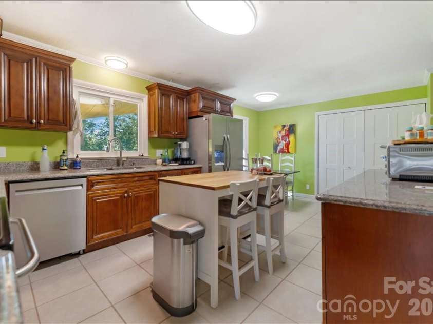 952 Beverly Drive, Rock Hill, SC 29730.  MLS# CAR4370929, YatesRealty ID 21824. Large well-appointed kitchen with tons of cabinet space 