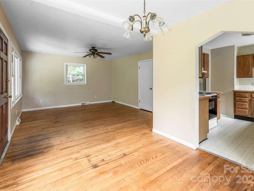 108 Morningside Drive, Asheville, NC 28806.  MLS# CAR4245785, YatesRealty ID 21826. Dining area