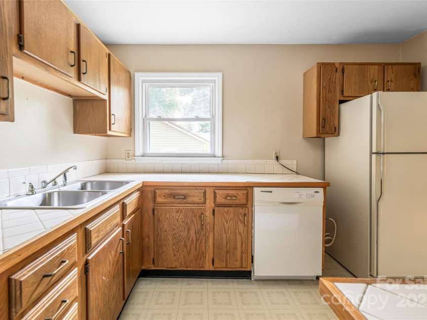 108 Morningside Drive, Asheville, NC 28806.  MLS# CAR4245785, YatesRealty ID 21826. Kitchen