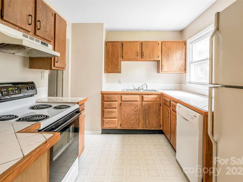 108 Morningside Drive, Asheville, NC 28806.  MLS# CAR4245785, YatesRealty ID 21826. Kitchen