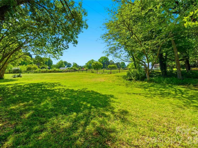 12801 Angel Oak Drive, Huntersville, NC 28078.  MLS# CAR4373135, YatesRealty ID 21826. 
