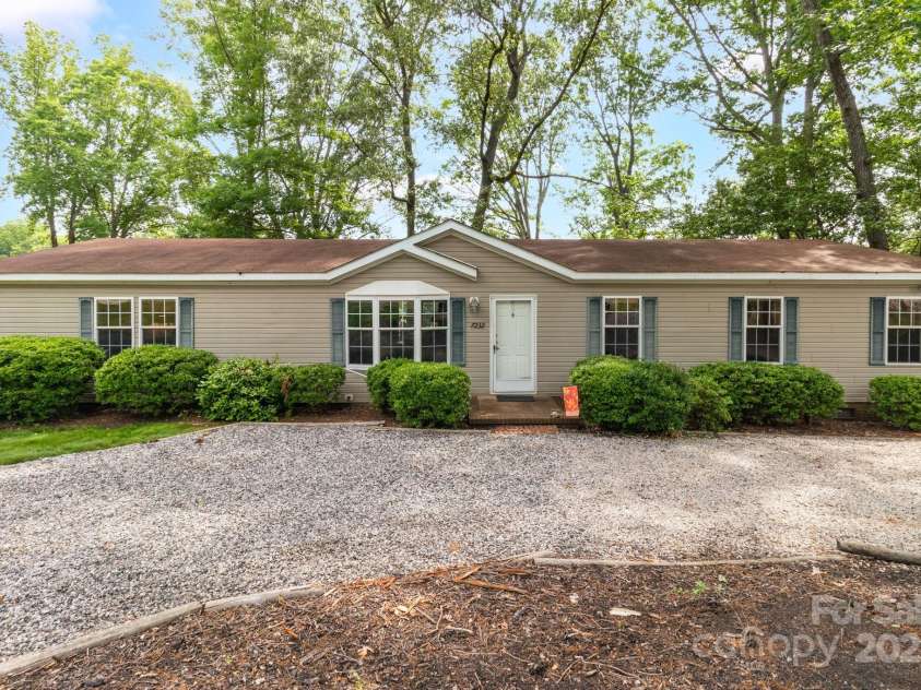 7232 Executive Circle, Denver, NC 28037.  MLS# CAR4264794, YatesRealty ID 21828. 