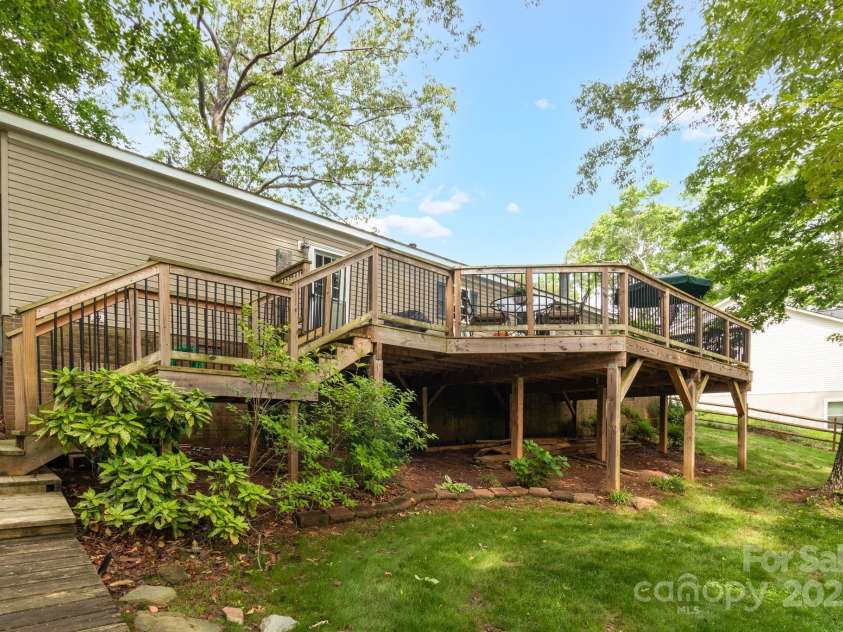 7232 Executive Circle, Denver, NC 28037.  MLS# CAR4264794, YatesRealty ID 21828. 