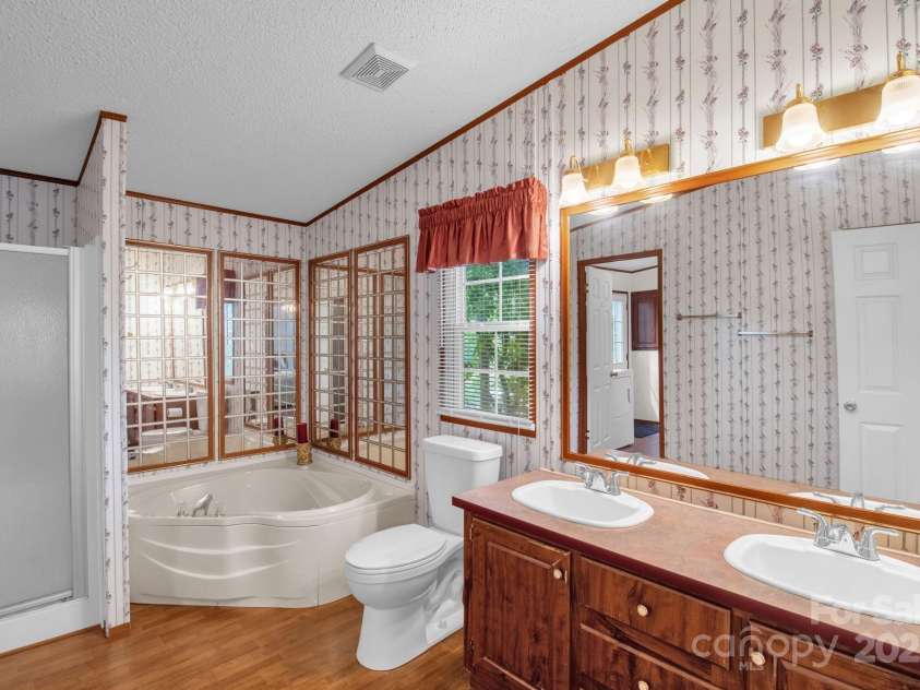 7232 Executive Circle, Denver, NC 28037.  MLS# CAR4264794, YatesRealty ID 21828. 