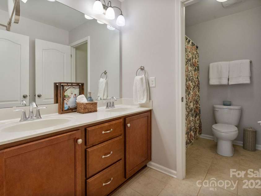 2005 Brightflower Lane, York, SC 29745.  MLS# CAR4313913, YatesRealty ID 2183. Full Bath , shower/tub