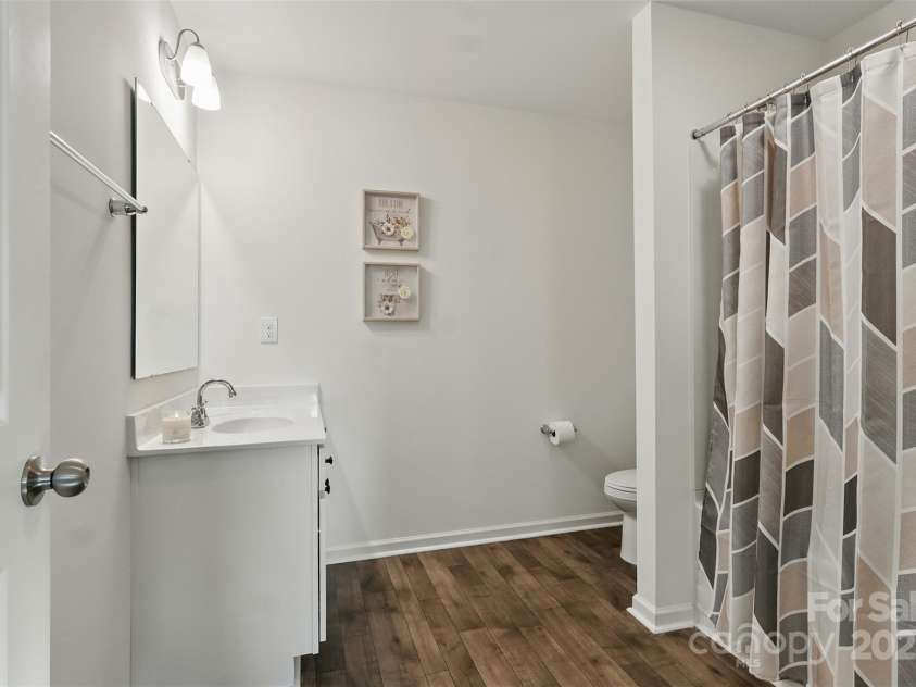 4013 Southern Pine Drive, Mount Holly, NC 28120.  MLS# CAR4267442, YatesRealty ID 21830. 2ND FULL BATHROOM