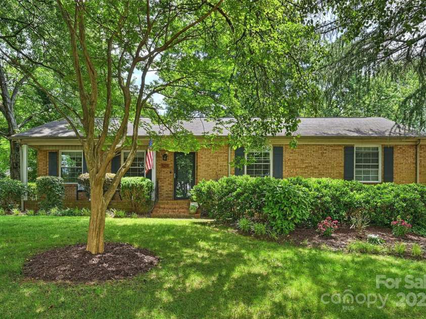 5211 Londonderry Road, Charlotte, NC 28210.  MLS# CAR4270084, YatesRealty ID 21832. 