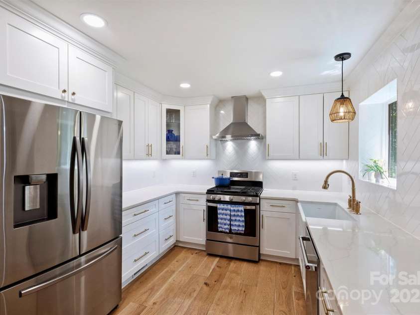 5211 Londonderry Road, Charlotte, NC 28210.  MLS# CAR4270084, YatesRealty ID 21832. 