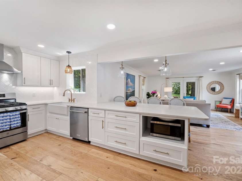 5211 Londonderry Road, Charlotte, NC 28210.  MLS# CAR4270084, YatesRealty ID 21832. 