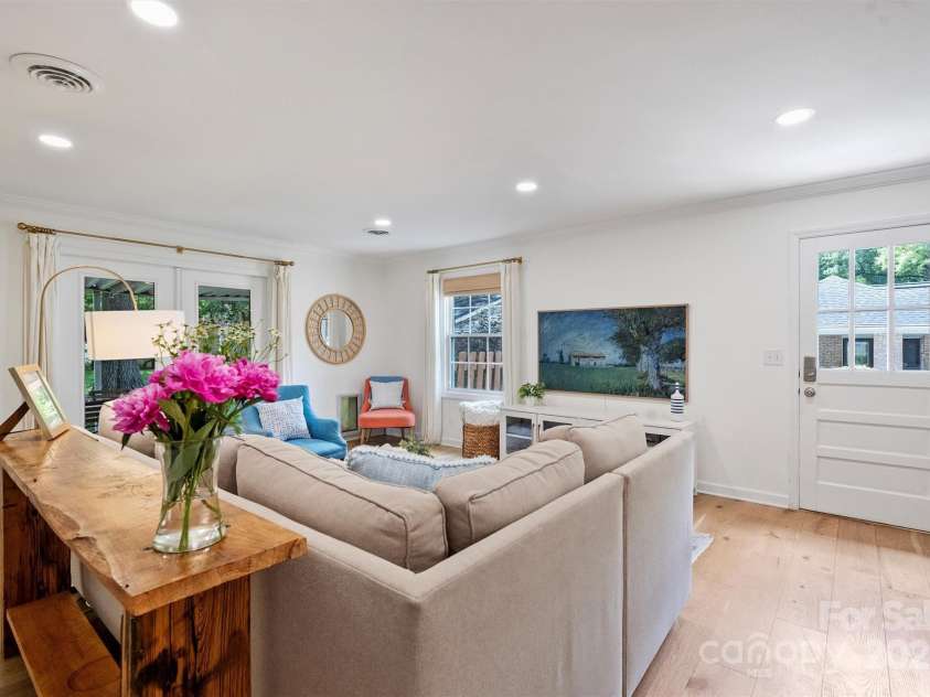 5211 Londonderry Road, Charlotte, NC 28210.  MLS# CAR4270084, YatesRealty ID 21832. 