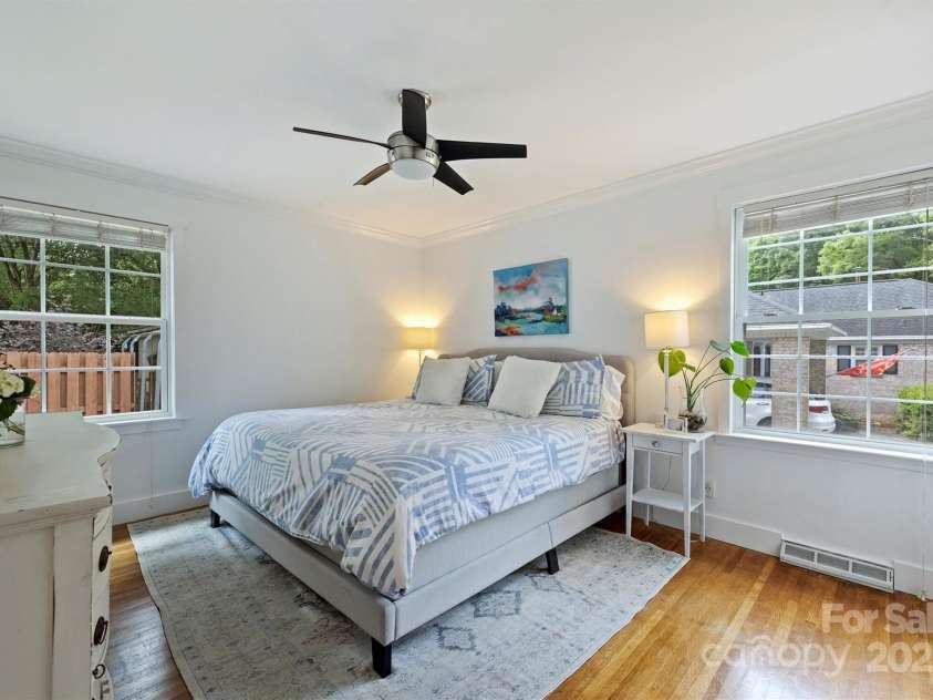 5211 Londonderry Road, Charlotte, NC 28210.  MLS# CAR4270084, YatesRealty ID 21832. 