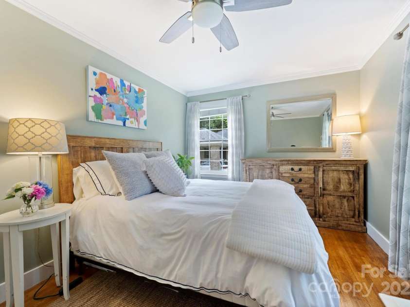 5211 Londonderry Road, Charlotte, NC 28210.  MLS# CAR4270084, YatesRealty ID 21832. 