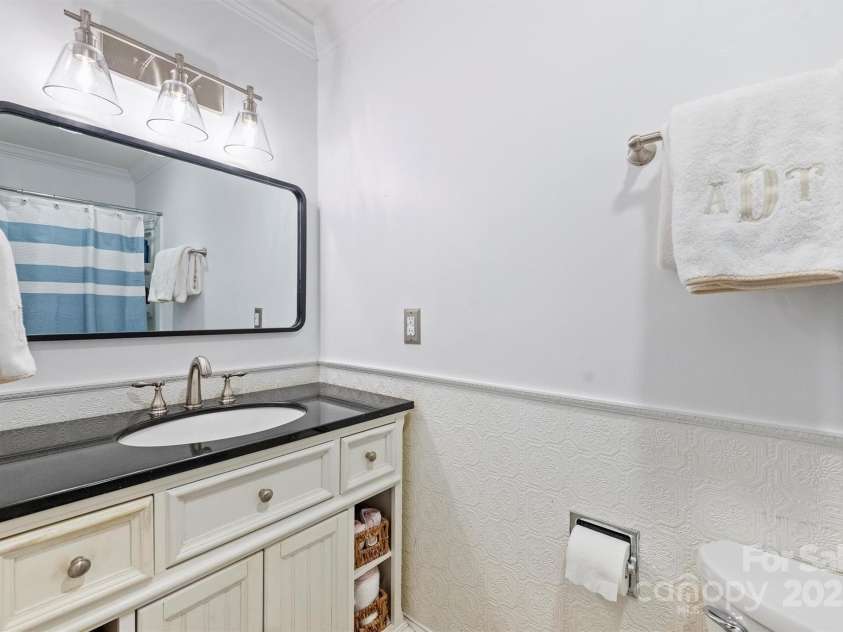 5211 Londonderry Road, Charlotte, NC 28210.  MLS# CAR4270084, YatesRealty ID 21832. 