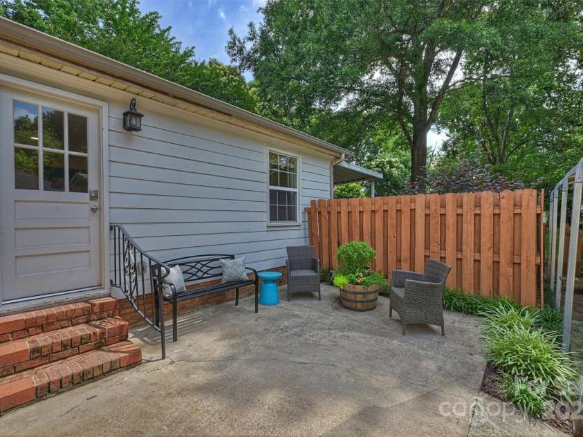 5211 Londonderry Road, Charlotte, NC 28210.  MLS# CAR4270084, YatesRealty ID 21832. 