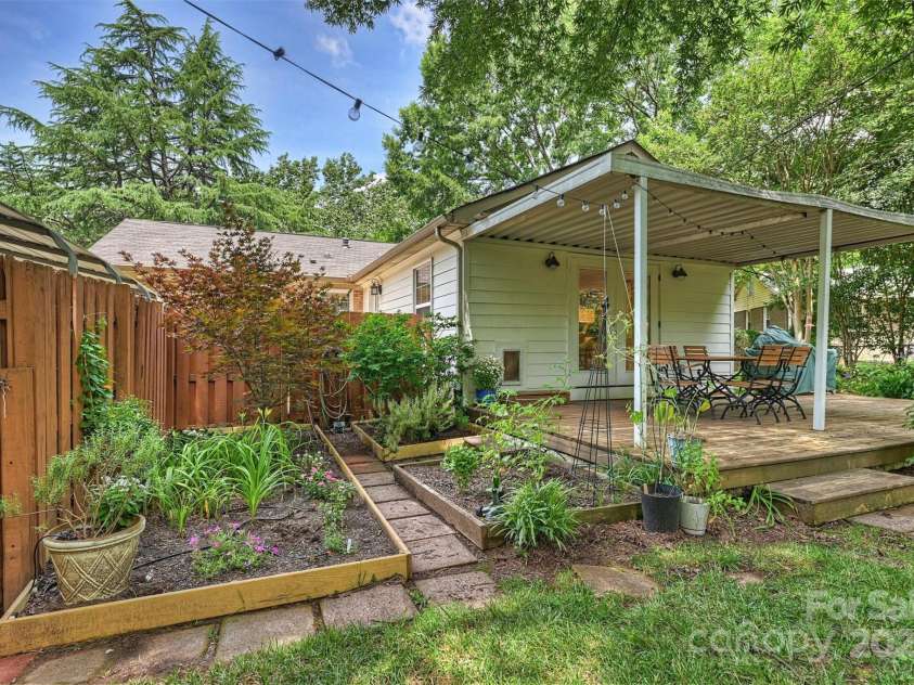 5211 Londonderry Road, Charlotte, NC 28210.  MLS# CAR4270084, YatesRealty ID 21832. 