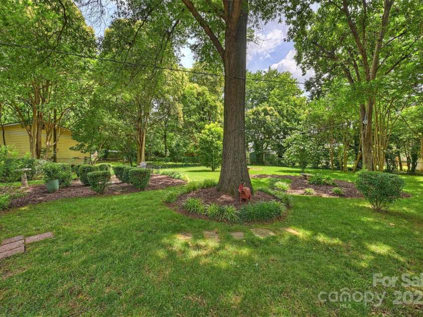 5211 Londonderry Road, Charlotte, NC 28210.  MLS# CAR4270084, YatesRealty ID 21832. 