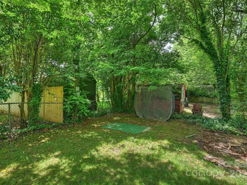 5211 Londonderry Road, Charlotte, NC 28210.  MLS# CAR4270084, YatesRealty ID 21832. 