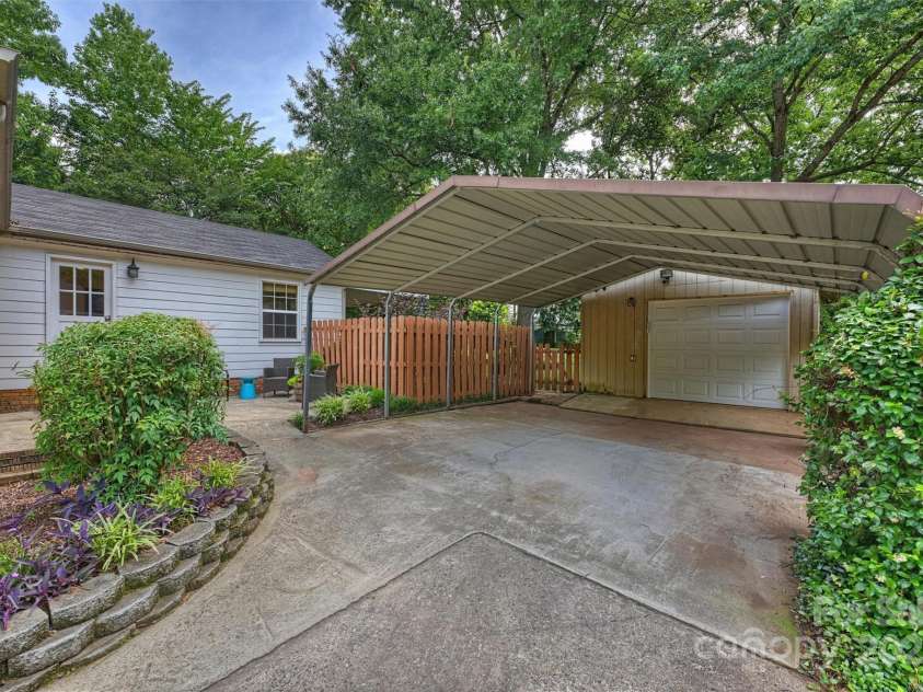 5211 Londonderry Road, Charlotte, NC 28210.  MLS# CAR4270084, YatesRealty ID 21832. 