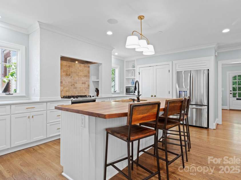 236 Wales Avenue, Charlotte, NC 28209.  MLS# CAR4259042, YatesRealty ID 21836. 