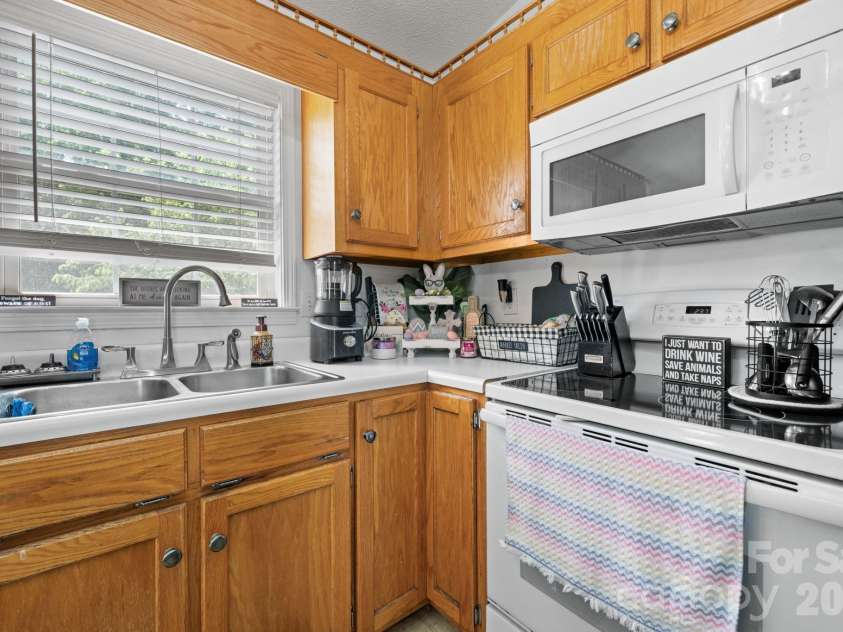 900 Pine Mountain Road, Hudson, NC 28638.  MLS# CAR4377068, YatesRealty ID 21838. 