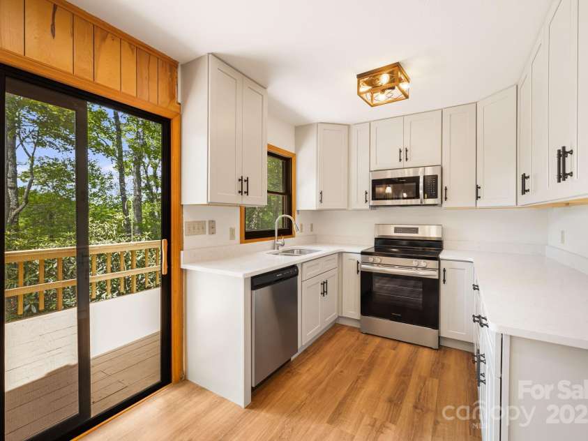 285 Fairway Loop, Burnsville, NC 28714.  MLS# CAR4271879, YatesRealty ID 2184. 