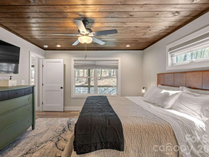 25 Briar Ridge Lane, Nebo, NC 28761.  MLS# CAR4368430, YatesRealty ID 21840. Primary Bedroom