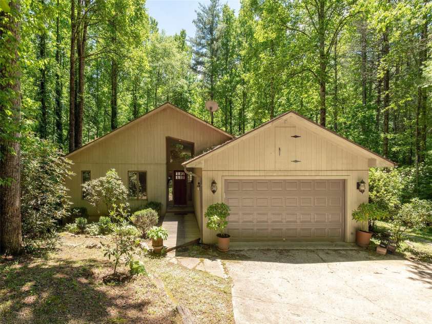 22 Delacy Drive, Hendersonville, NC 28739.  MLS# CAR4261179, YatesRealty ID 21843. 