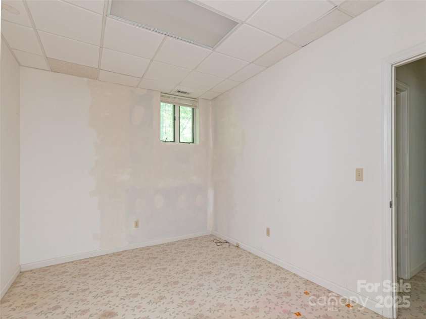 22 Delacy Drive, Hendersonville, NC 28739.  MLS# CAR4261179, YatesRealty ID 21843. 