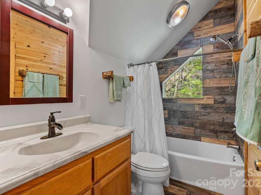 1104 Long Branch Road, Mars Hill, NC 28754.  MLS# CAR4252912, YatesRealty ID 21844. Upstairs Bath
