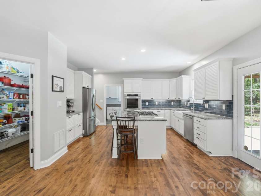 4432 Mountain Cove Drive, Charlotte, NC 28216.  MLS# CAR4379294, YatesRealty ID 21846. 