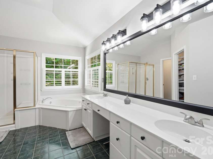 4432 Mountain Cove Drive, Charlotte, NC 28216.  MLS# CAR4379294, YatesRealty ID 21846. 