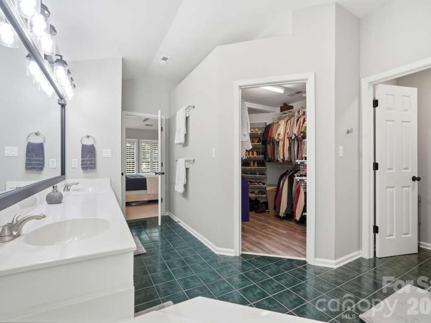4432 Mountain Cove Drive, Charlotte, NC 28216.  MLS# CAR4379294, YatesRealty ID 21846. 
