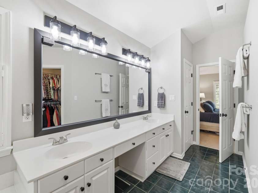 4432 Mountain Cove Drive, Charlotte, NC 28216.  MLS# CAR4379294, YatesRealty ID 21846. 