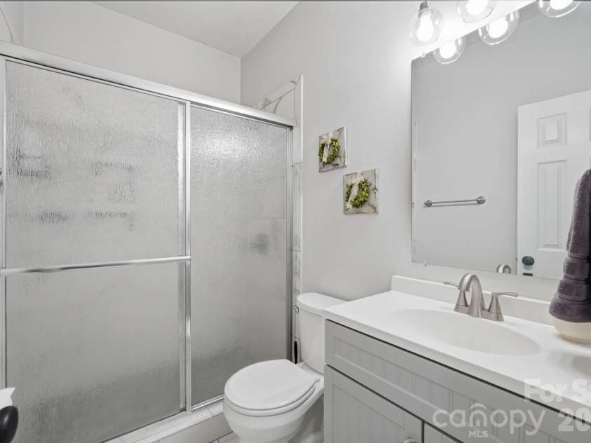 4432 Mountain Cove Drive, Charlotte, NC 28216.  MLS# CAR4379294, YatesRealty ID 21846. Full bathroom on the main