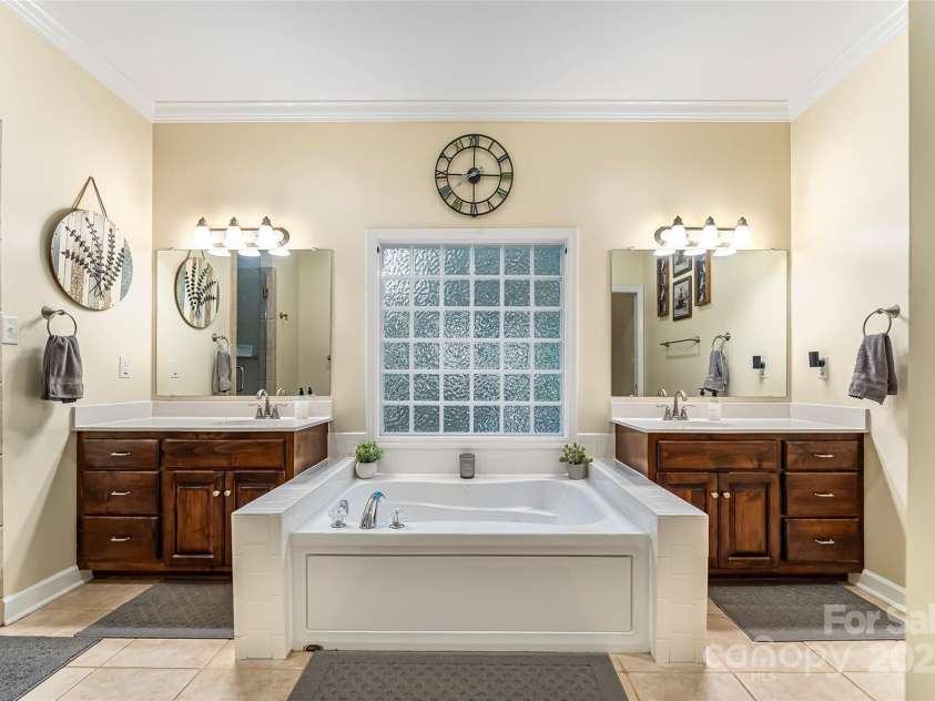 1622 Brookstone Drive, Hickory, NC 28602.  MLS# CAR4272864, YatesRealty ID 21847. 