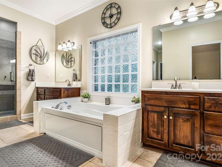 1622 Brookstone Drive, Hickory, NC 28602.  MLS# CAR4272864, YatesRealty ID 21847. 