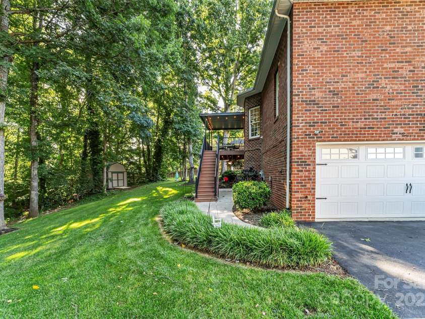 1622 Brookstone Drive, Hickory, NC 28602.  MLS# CAR4272864, YatesRealty ID 21847. 