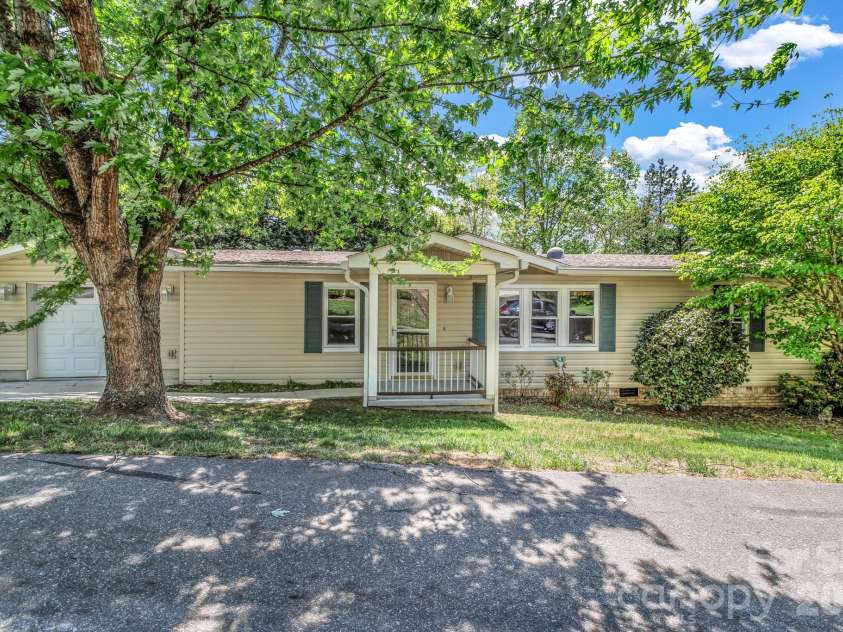 405 Deerfield Court, Hendersonville, NC 28792.  MLS# CAR4349057, YatesRealty ID 21847. 